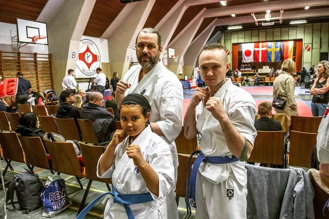 Uy soatida gozal qizni sikdi